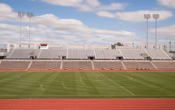 Kolegium poziomym torze stadionu bufiasty chmury niebieski niebo — Zdjęcie stockowe