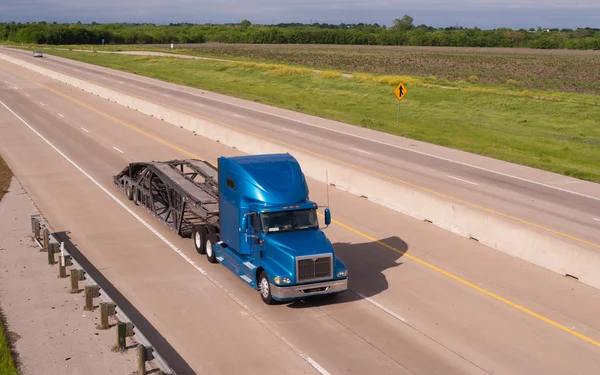 Blue Big Rig Semi Truck Car Hauler Highway Transportation — Stock Photo, Image