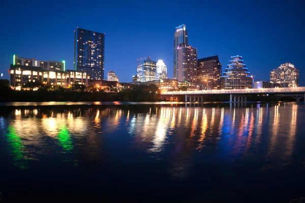 Колорадо річка протікає через центр міста Austin Техас міський центр — стокове фото