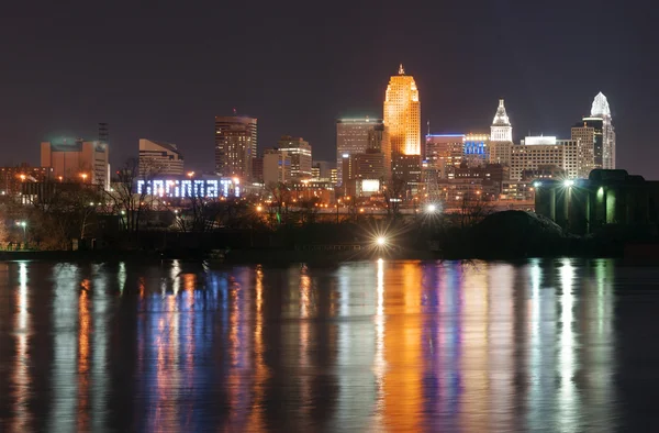 Horizonte escuro noite Ohio River Cincinnati centro cidade Imagens De Bancos De Imagens