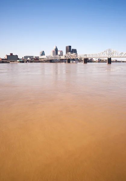 Modderige Ohio rivier na de overstromingen van verticale Skyline Louisville Kent — Stockfoto