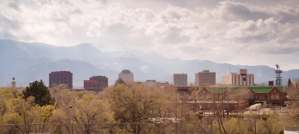 Colorado Springs centru City Skyline dramatické mraky bouře se blíží — Stock fotografie