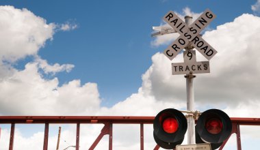 Uyarı ışıkları yanıp sönen geçiş demiryolu geçen tren