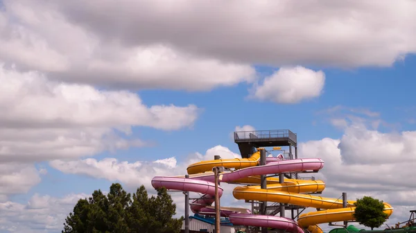 Wasserrutsche Wasserpark geschlossen Vergnügungspark Fahrt gelbe Spritzröhre — Stockfoto