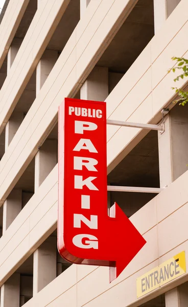 Parcheggio in centro Garage Freccia Rossa Segnaletica Punti Parcheggiare — Foto Stock