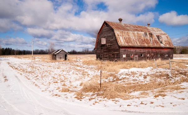 圃場を忘れて腐食の農業構造牧場の納屋 — ストック写真
