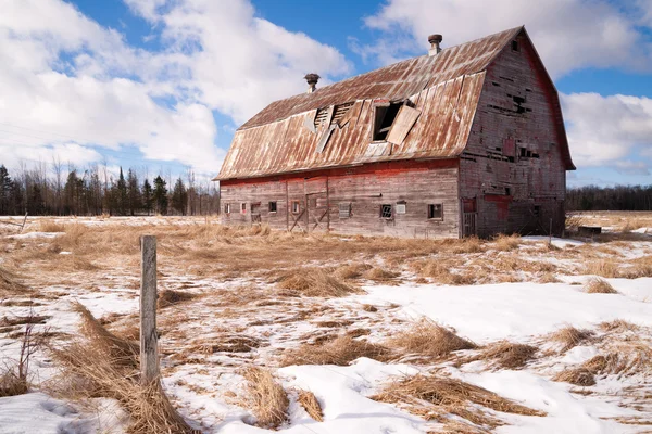 Campo agricolo Fienile dimenticato Struttura agricola in decomposizione Ranch — Foto Stock