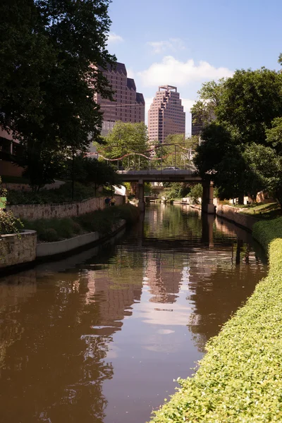 San Antonio River Flows Thru b-l Texas City Centrum Riverwalk — Stockfoto