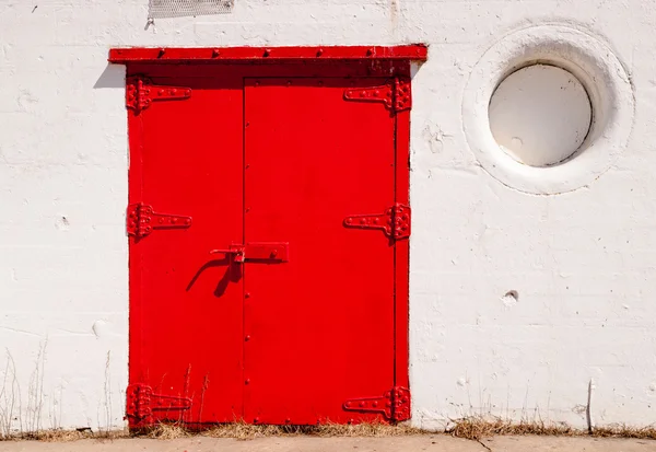 Grande porta de metal vermelho grande farol dos Grandes Lagos — Fotografia de Stock