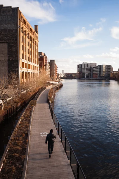 Homem caminha calçadão centro da Milwaukee Wisconsin rio a pé — Fotografia de Stock