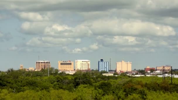 Spärliche Skyline der Innenstadt wichita fällt texas Wolken vorbei — Stockvideo