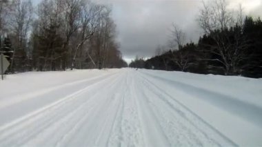 Taze kar kırsal iki şeritli yol kış manzarası