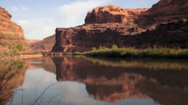 Colorado Nehri Shore Rock Bluff Utah Çöl Wilderness Boyunca Akan