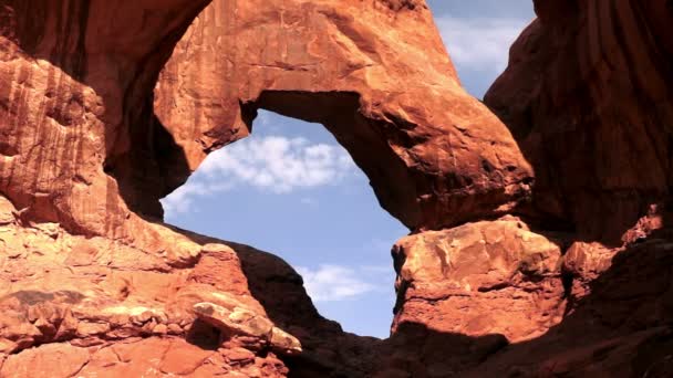 Arches National Park kaya oluşumları çift pencere Arch — Stok video