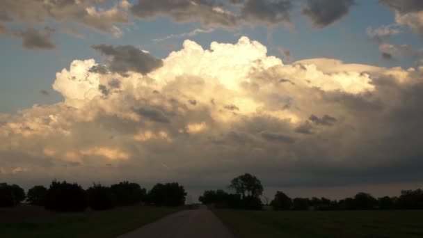 Drammatico paesaggio nuvoloso formando nel tardo pomeriggio cielo Cumulonimbus nuvole in movimento veloce — Video Stock