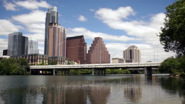 Στον ορίζοντα της πόλης Austin κάτω από τον ποταμό Κολοράντο πρώτη γέφυρα οδών — Αρχείο Βίντεο