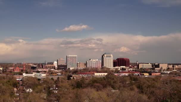 Colorado Springs κέντρο της πόλης στον ορίζοντα σύννεφα δραματική θύελλα πλησιάζει — Αρχείο Βίντεο