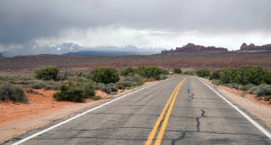 İki şeritli otoyol Rock Buttes Utah vahşi Amerika Birleşik Devletleri