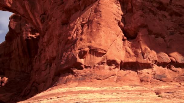 Parque Nacional Arches Formaciones rupestres Ventana doble Panorámica del arco — Vídeo de stock