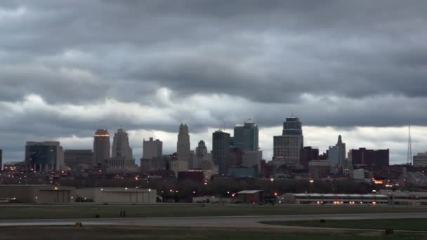 Horizonte de Kansas City Missouri arcilla Condado centro ciudad amanecer — Vídeos de Stock