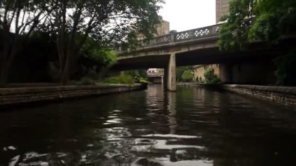 Il fiume San Antonio scorre attraverso il Texas City Riverwalk — Video Stock