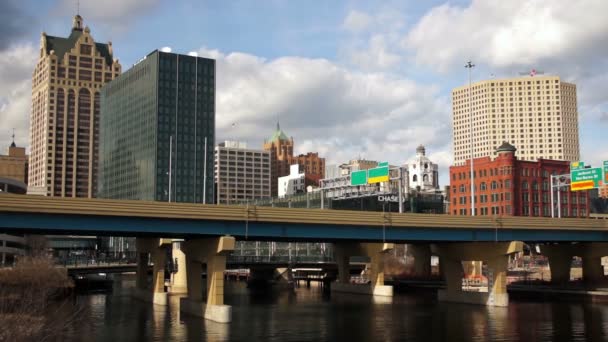 Downtown Milwaukee Highway Overpass Trasporti — Video Stock