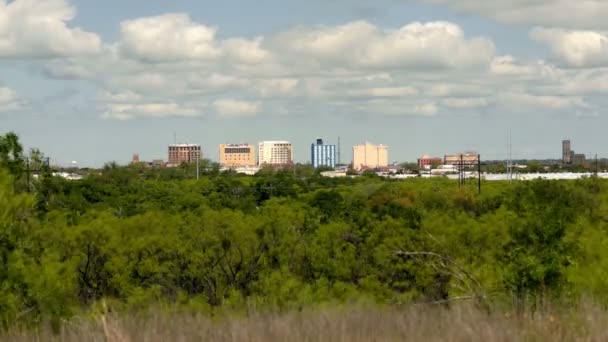 Αραιή κέντρο της πόλης στον ορίζοντα Wichita πέφτει Τέξας σύννεφα περνώντας — Αρχείο Βίντεο