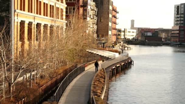 Paseo del río Wisconsin Milwaukee Menomonee aguas centro — Vídeos de Stock