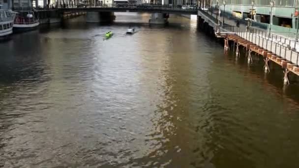 Regreational Boaters Milwaukee Menomonee Nehri yürüyerek şehir merkezine — Stok video