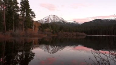 Lassen tepe Manzanita göl günbatımı California Milli Parkı