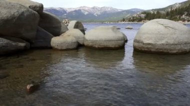 Yumuşak kayaların içinde soğuk berrak su Lake Tahoe kum Harbor