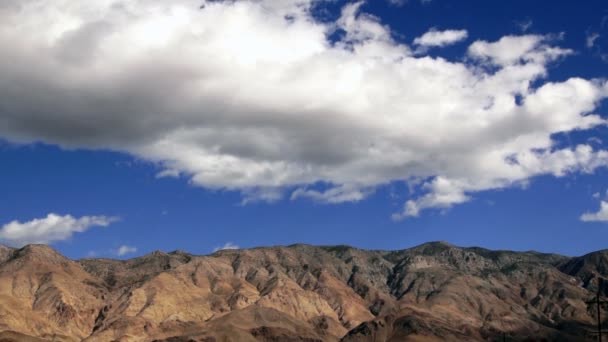 Μαλακά άσπρα σύννεφα που περνούν από λευκό κορυφή βουνού Καλιφόρνια — Αρχείο Βίντεο