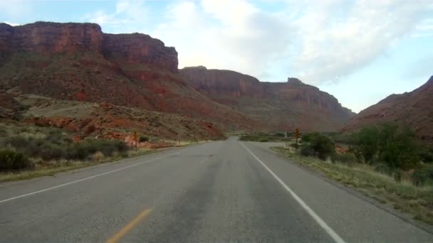 Utah otoyol 128 kırmızı kayalar Colorado Nehri — Stok video