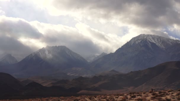 М'які білі хмари проходять повз високої пік Sierra Nevada діапазон — стокове відео