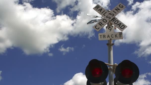 Μπλε ουρανό σιδηροδρόμου διασχίζοντας κόκκινο αναβοσβήνουν τα φώτα προειδοποίησης — Αρχείο Βίντεο