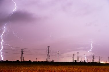 Üzerinde güç hatları Güney Teksas elektrik fırtına fırtına yıldırım