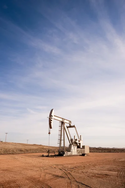 北达科塔州油泵杰克水力压裂法原油萃取机 — 图库照片