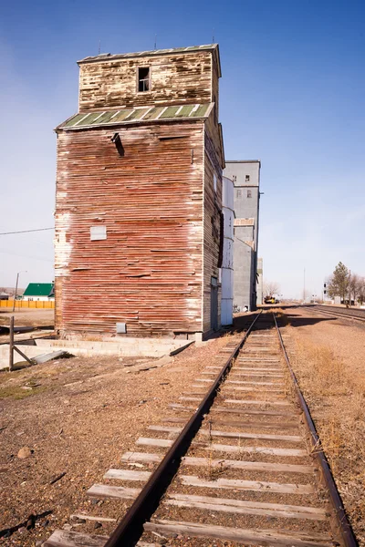 Ferrocarril olvidado lado tren pistas madera silo edificio —  Fotos de Stock