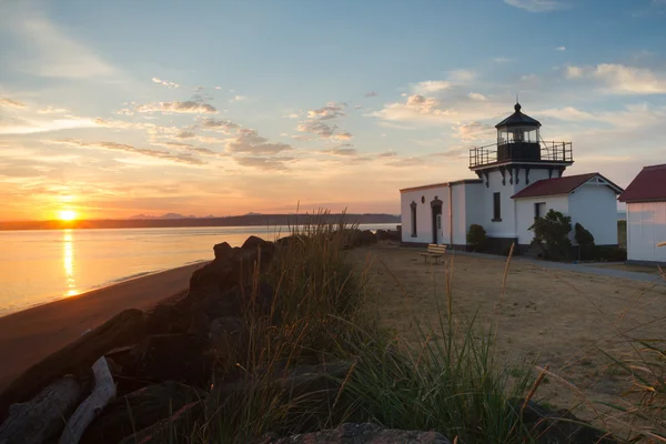 Jasny pomarańczowy Sunrise Puget Sound punkt nie Point Lighthouse — Zdjęcie stockowe