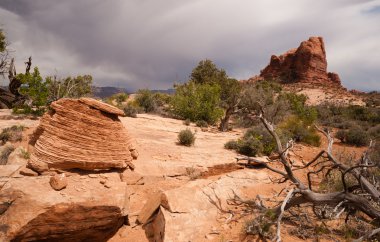 Büyük fırtına bulutların üzerinde çöl Buttes Arches National Park