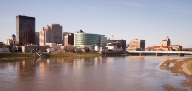 Dayton Ohio şehir şehir manzarası harika Miami Nehri