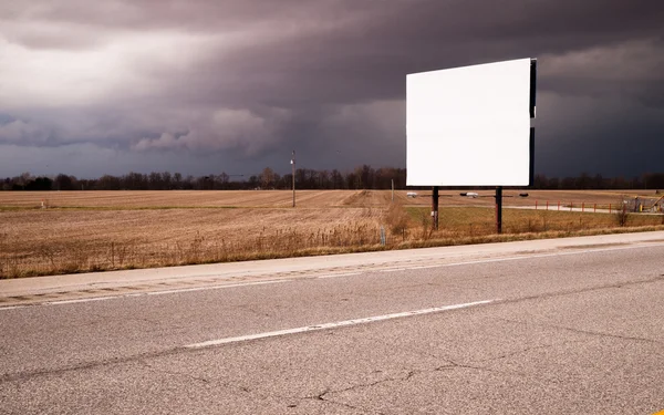 Fehér üres Billboard Advertising jel Farm mező mennydörgés vihar — Stock Fotó