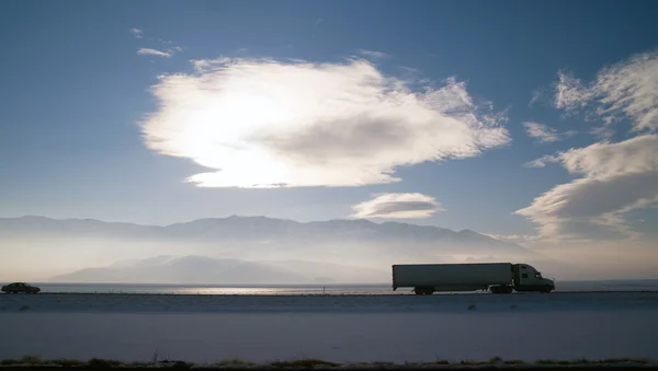 Uzun mesafe üzerinden kış otoyol kamyon taşımacılığı karayolu taşımacılığı