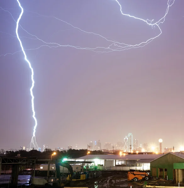 Thuderstorm producerar Lightning Bolt strejker Calatrava-bron Dal — Stockfoto