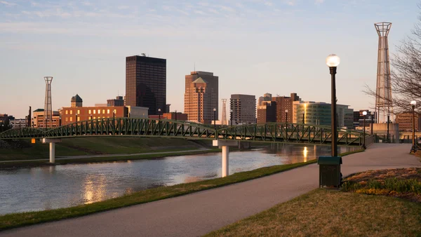 Dayton Ohio centro ciudad Skyline gran río de Miami — Foto de Stock