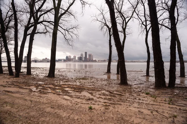 Rio Ohio Riverbanks Transbordando Louisville Kentucky Inundações Imagens De Bancos De Imagens Sem Royalties