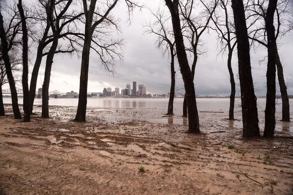 Ποταμό Οχάιο Riverbanks ξεχειλίζει Λούισβιλ Kentucky πλημμύρες Royalty Free Εικόνες Αρχείου