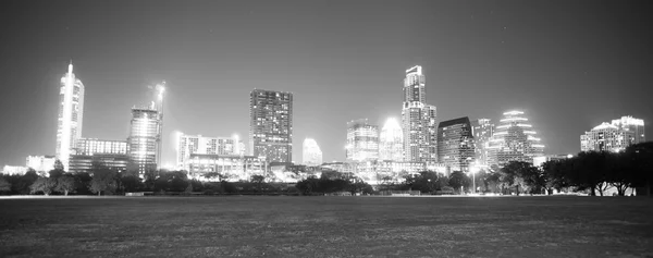 Монохромный Downtown Austin Texas Skyline View Zilker Metta — стоковое фото