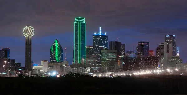 El horizonte de Trinidad río Dallas Texas Centro ciudad sol de noche —  Fotos de Stock