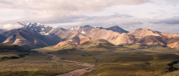 Puffy wolken blauwe hemel Alaska bereik Nationaal Park Denali — Stockfoto